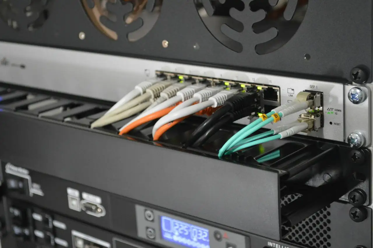 Servidor em rack com cabos de fibra óptica conectados